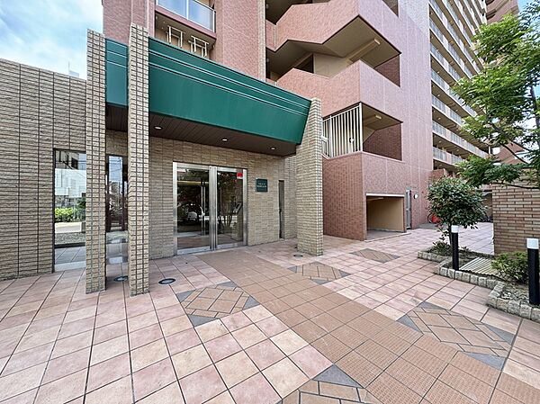緑の植栽がきれいなエントランスです。