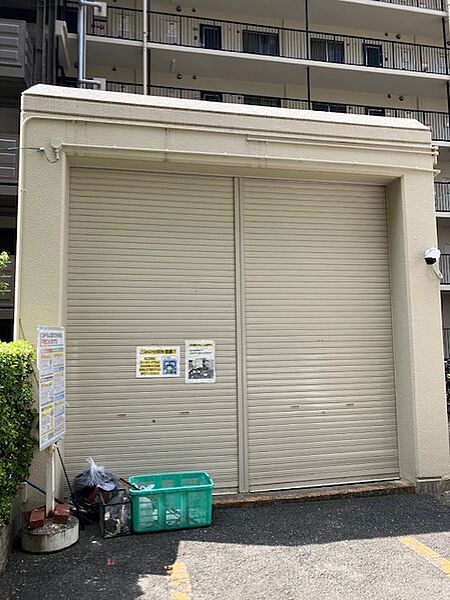 敷地内にあるゴミドラムの様子です。