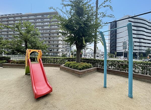 敷地内には公園があります。