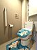 トイレ：トイレの様子です。小物類の収納に重宝する吊戸棚も付いています。