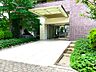 エントランス：緑の植栽がきれいなエントランスです。
