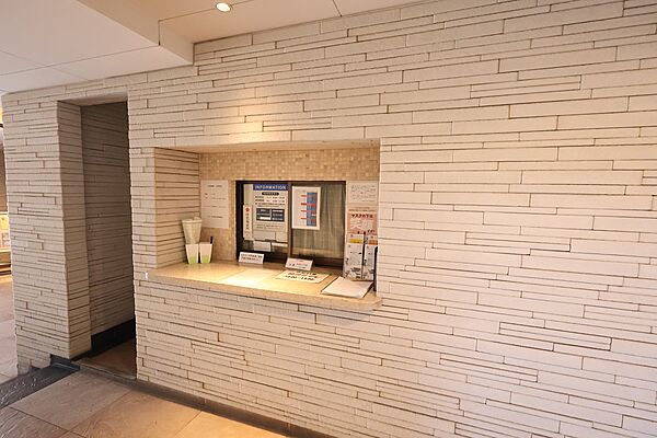 マンション内には管理人室が設けられております。