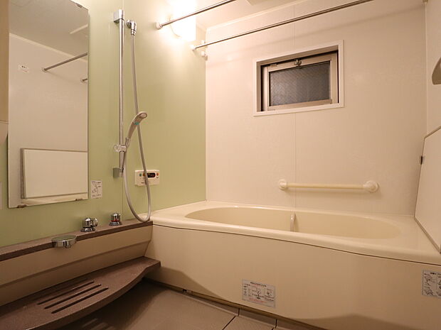 1618サイズの浴室、窓が設けてあり、自然換気によって湿気やカビ対策ができ、清潔な浴室を保てます。