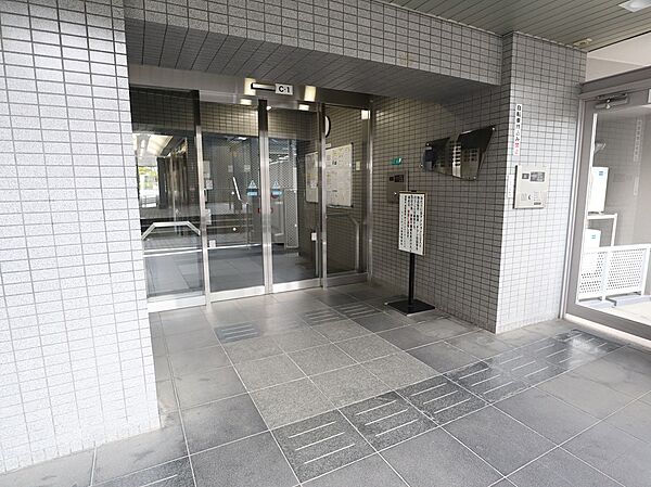 エントランス入り口にオートロックがございます