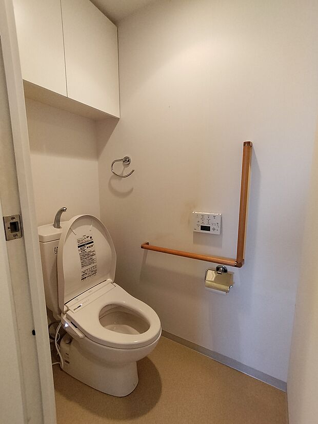 温水洗浄便座あり／トイレ蓋はセンサーで自動オープン式