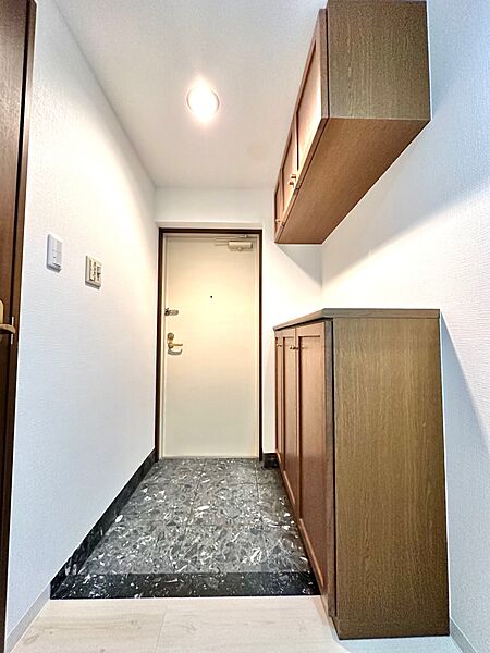 収納豊富なシューズボックス付き　クランクイン玄関のため、配達員に室内を見られません。