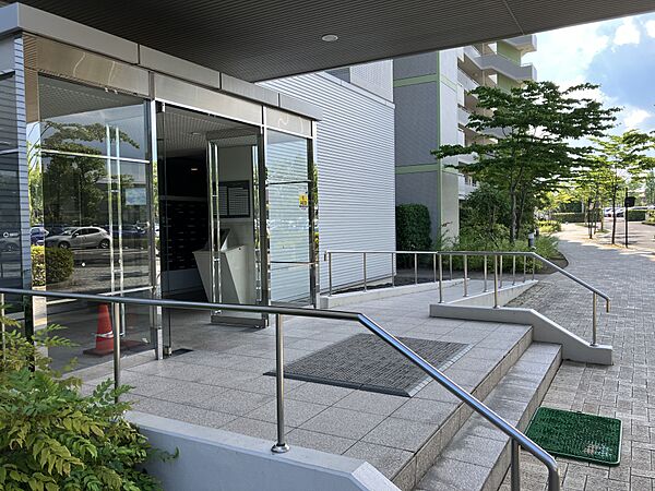 エントランス正面入り口　スロープ付きです。