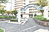 その他：マンションメインメントランス。植栽を施しスチールの館銘板の重厚感があります