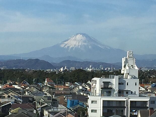 お部屋から富士山を望む（ズーム。天候によります。眺望は永続的に保証されるものではありません）