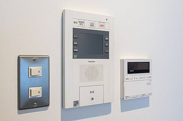 来訪者の顔を確認できるTVモニター付きインターホンを設置。