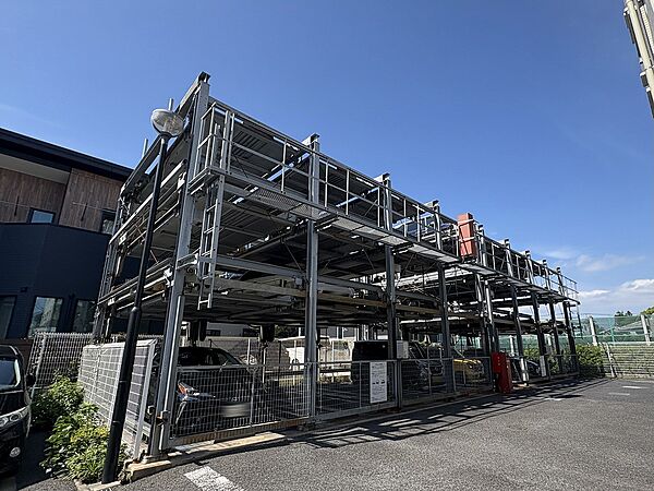 敷地内機械式駐車場（空き状況、使用料金等はお問い合わせください。）