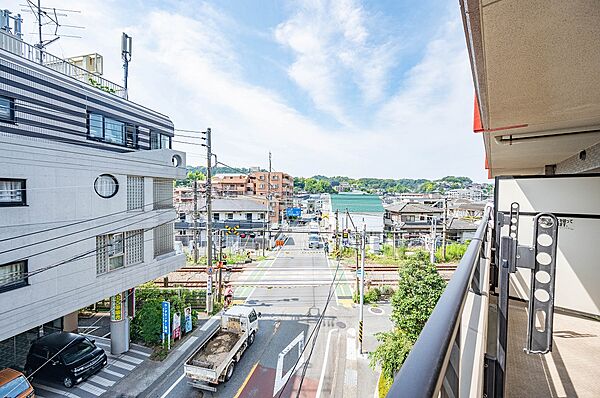 南東側バルコニーから南西向きの眺望。（眺望は永続的に保証されるものではありません。）