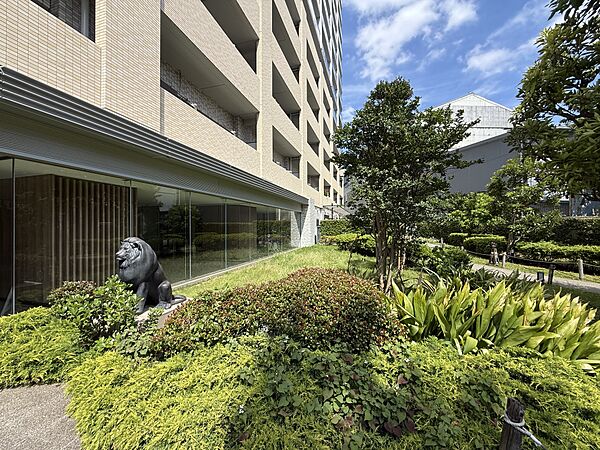 メインエントランス前ライオン像と植栽