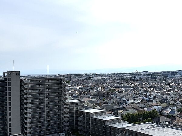 西側バルコニーから南西方向の相模湾を遠望する眺望