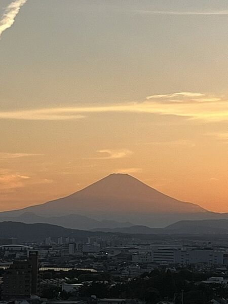 西側バルコニーから西方向の富士山を望む夕景