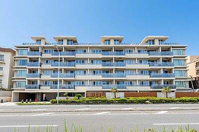 外観：現地南西側からの外観写真。2012年2月竣工のマンション。