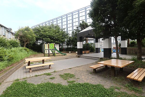 緑に囲まれた提供公園で、ゆとりのある暮らしを。