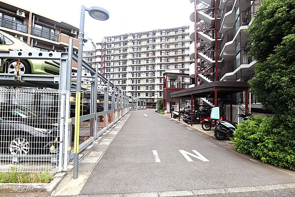 敷地内駐車場・駐輪場です。空き状況、月額料金はお問い合わせください。