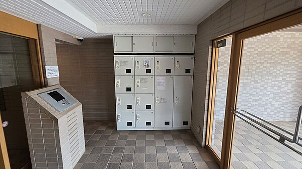 シンプルで洗練されたデザインのロビーです。