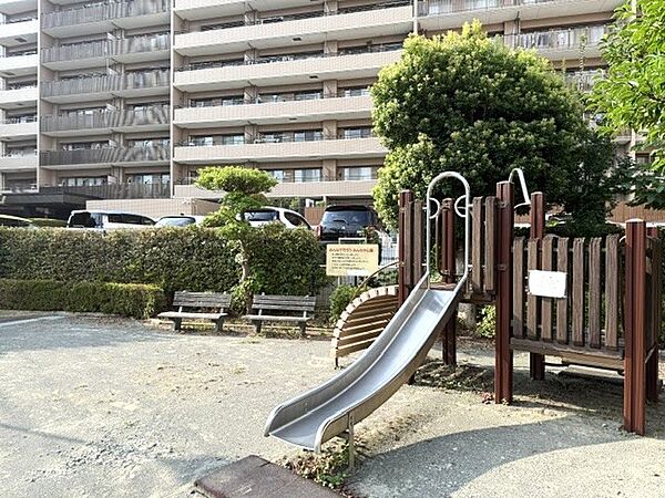 お子さまがのびのび遊べるプレイロットを完備
