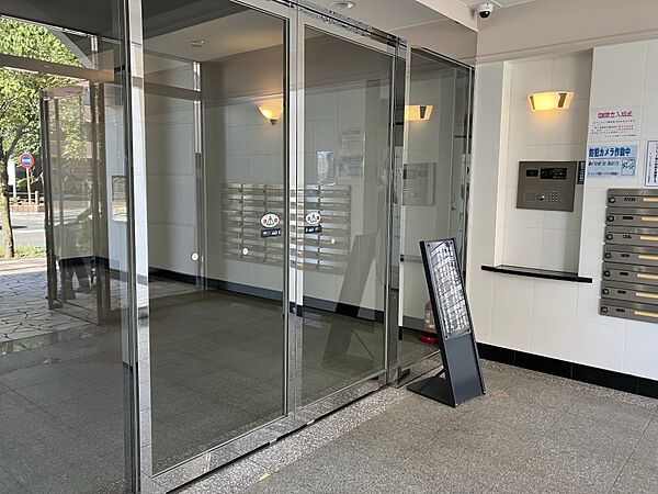 ガラス面を多く採用した開放感のある共用空間