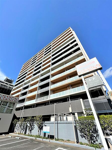 南向き14階建ての建物外観