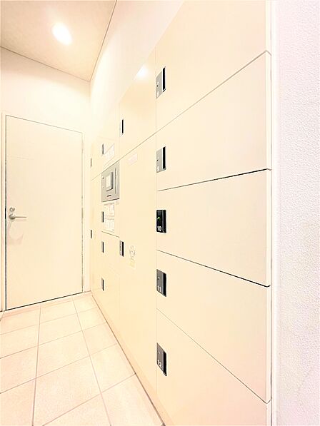 ご不在時のお荷物受取に便利な宅配ボックスを完備