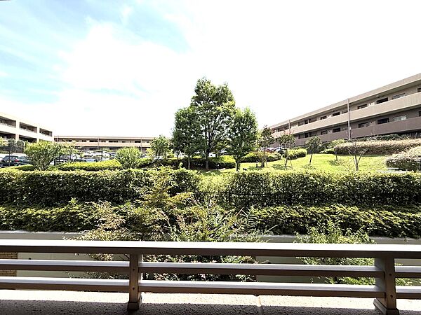 南東向きバルコニーから南東方向（正面）の中庭を望む眺望