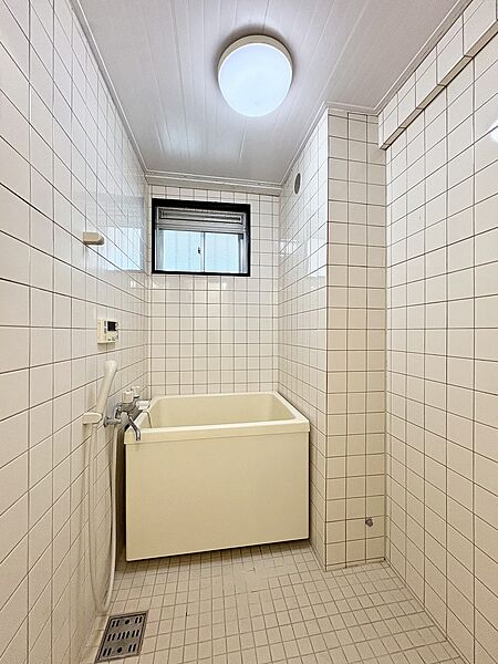 換気に便利な小窓のある浴室