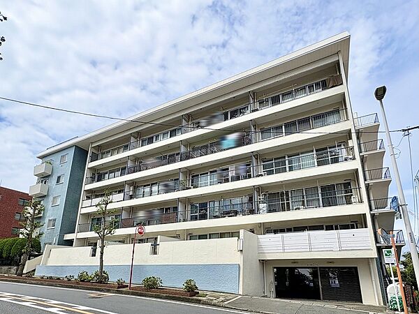湘南の潮風を感じる、落ち着いた佇まい。
