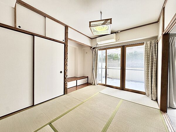 リビング横南側の和室。床の間がございます。