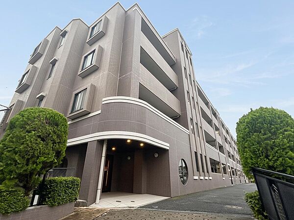 緑鮮やかな植栽と重厚感のあるエントランス