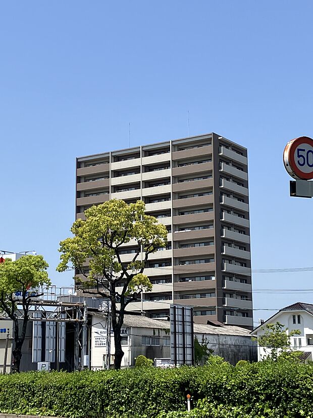 地上14階建て、総戸数52戸のマンションです