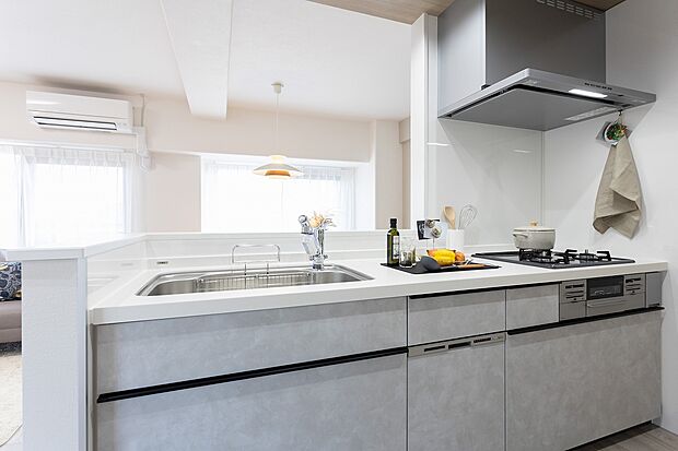 引出式の食洗器装備　リビング全体と眺望を見渡せる対面式のオープンキッチン