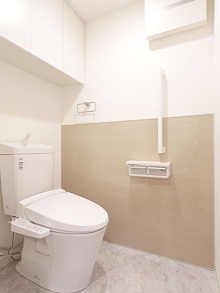 温水洗浄便座付きのトイレです