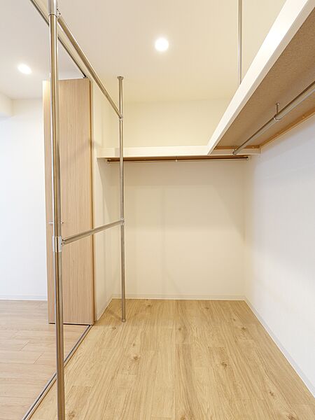 洋室1と廊下から収納ができる2WAYウォークインクロゼットです