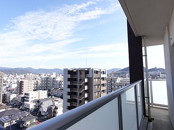 南東向き、北東向きのL字型バルコニーです