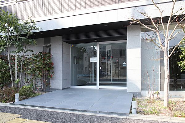 緑あふれる植栽に囲まれたマンションエントランスです