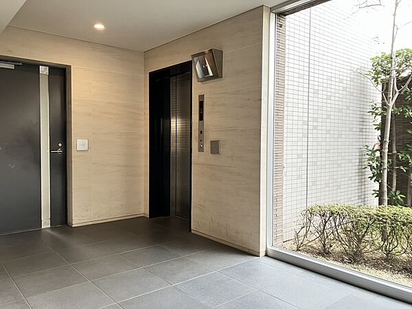 窓が大きく明るいエレベーターホールです
