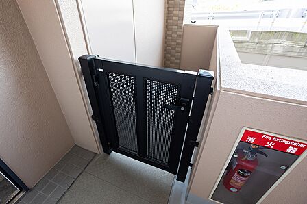 玄関の横には専用使用権付きのプライベートポーチが配置されています