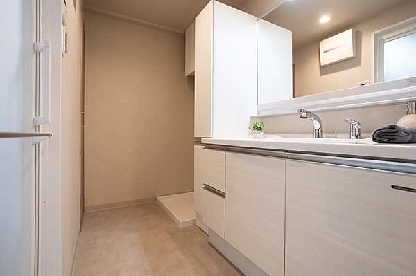 洗面台の横にはリネン等をすっきりと収納ができる棚が設置されています