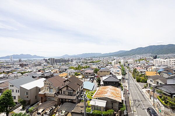 西側バルコニーから西方向の眺望（眺望は永続的に保証されるものではありません）