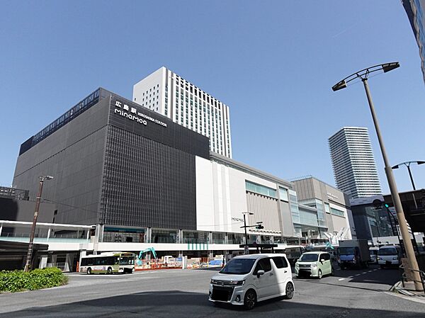 JR山陽線「広島」駅、広島駅新駅ビル「minamoa（ミナモア）」と直結。（徒歩4分）