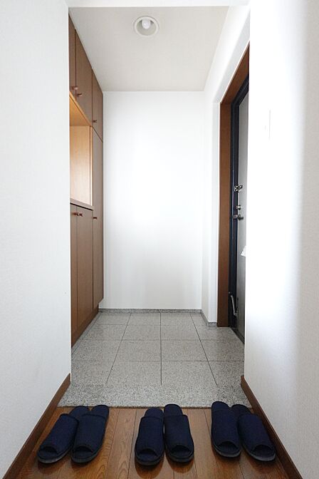 玄関には採光、通風のできる開閉窓が設置されています