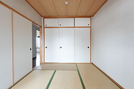 廊下とリビングダイニングから出入りのできる多目的に使用ができる和室です