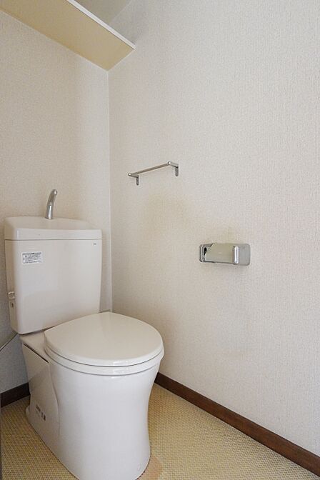 上部にはトイレットペーパーなどを置ける棚が設置されています