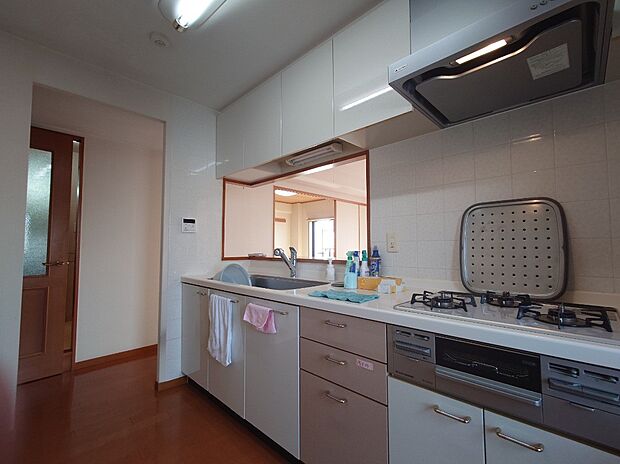 リビング全体と和室部分を見渡せる横幅約270ｃｍの対面式キッチン