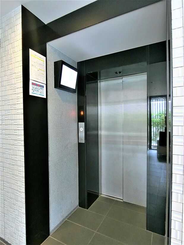 モニター付きのエレベーター