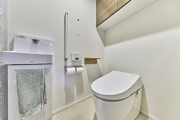 トイレには独立型水栓が採用されており、水がはねにくいので、掃除の手間が軽減されます