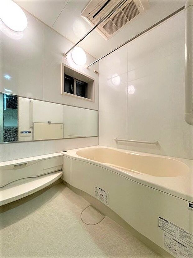 1418サイズの浴室には自然換気のできる窓もあります。